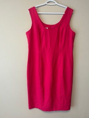 Vintage London Fog Fuchsia Sleeveless Midi Sheath Dress with Classic Scoop Neck